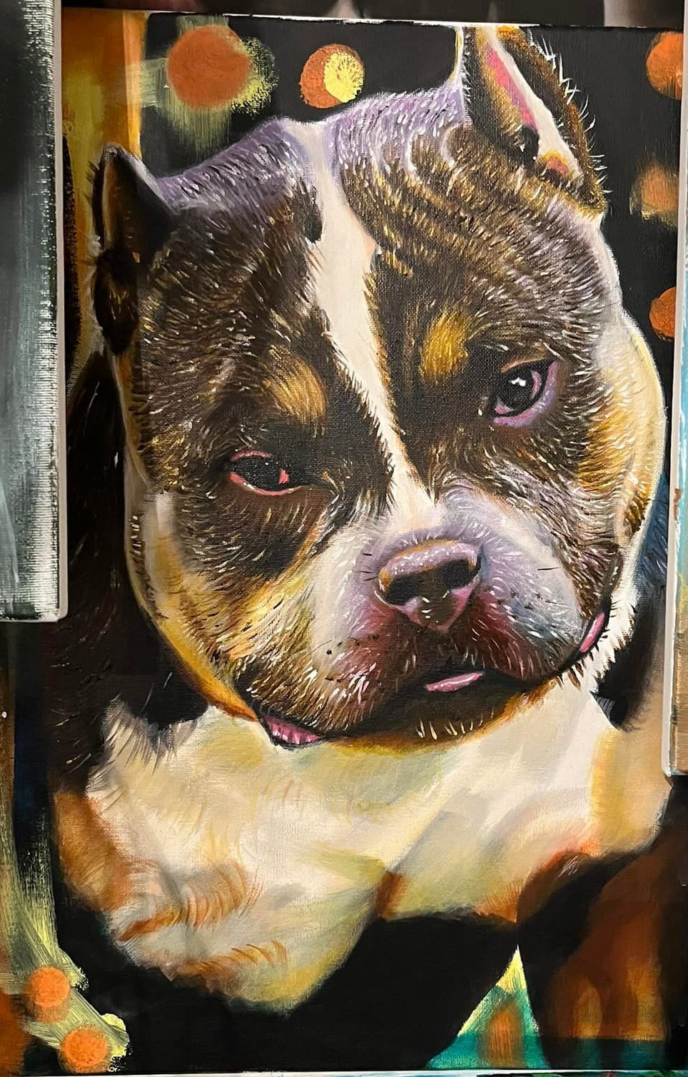 Een levendig, gedetailleerd olieverfschilderij van een gestreepte hond van een buldogras, te midden van abstracte kunstwerken.