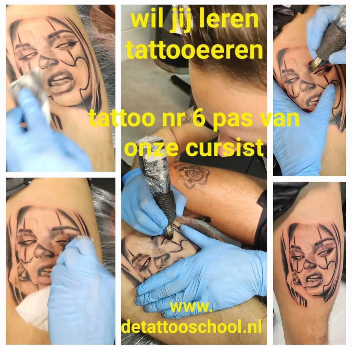 Collage met een afbeelding van een tatoeëerder aan het werk aan een portrettatoeage, met promotietekst voor tatoeageopleidingen.