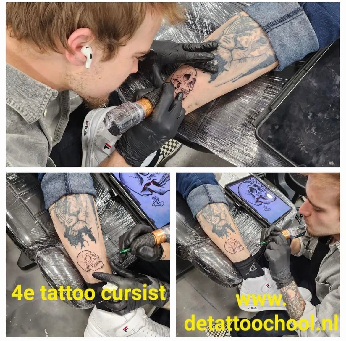 Een tatoeëerder met zwarte handschoenen gebruikt een roterende machine om een ​​doodskop op de onderarm van een klant te tatoeëren in een studio.