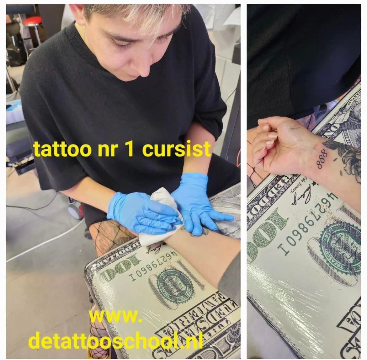 Een tatoeëerder met blauwe handschoenen maakt de pols van een klant schoon na het tatoeëren, waarbij tekst over de afbeelding heen wordt geplaatst.