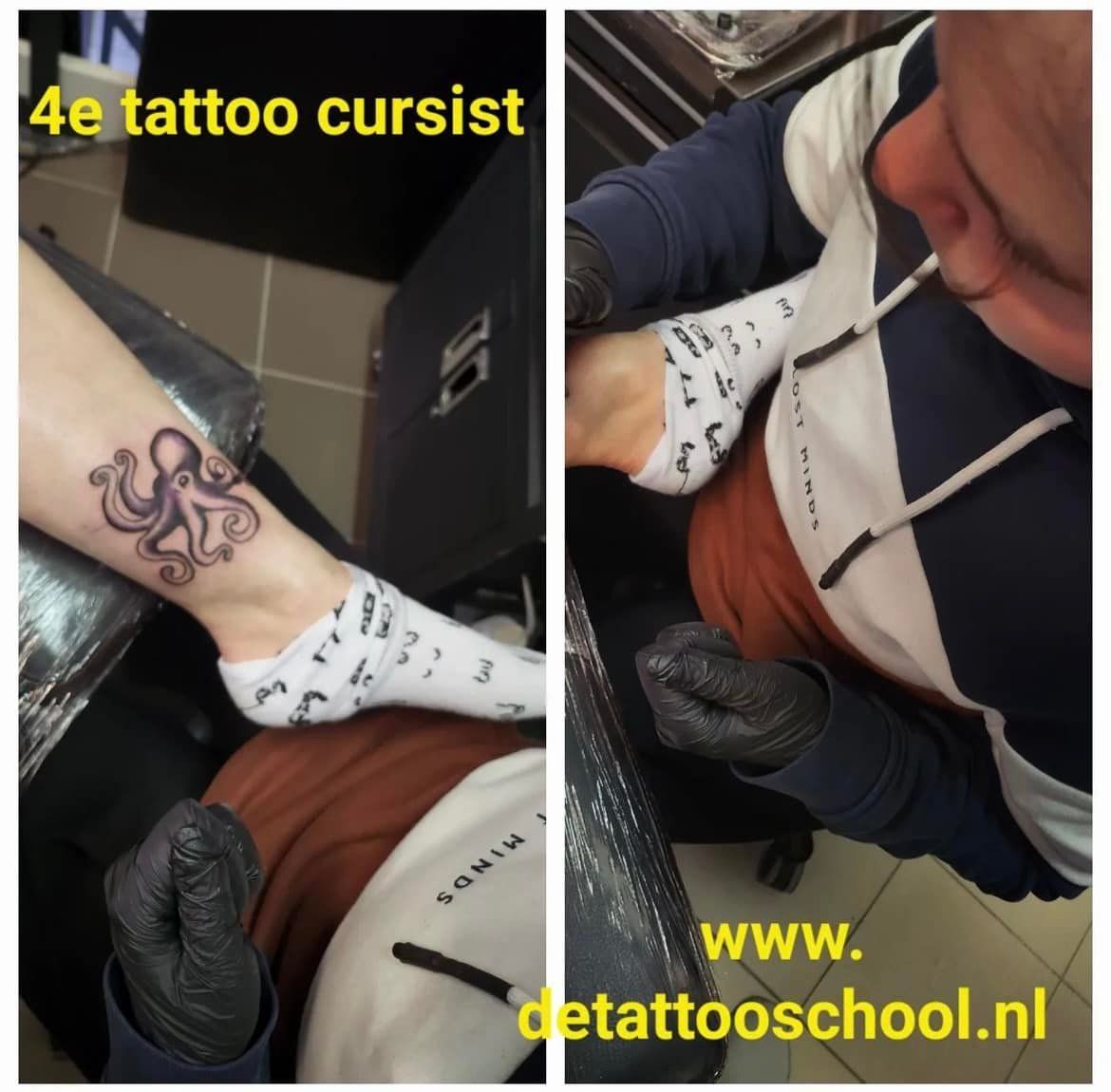Een persoon met zwarte handschoenen tatoeëert een octopus op een enkel, met tekst over een tattooschool over de afbeelding heen.