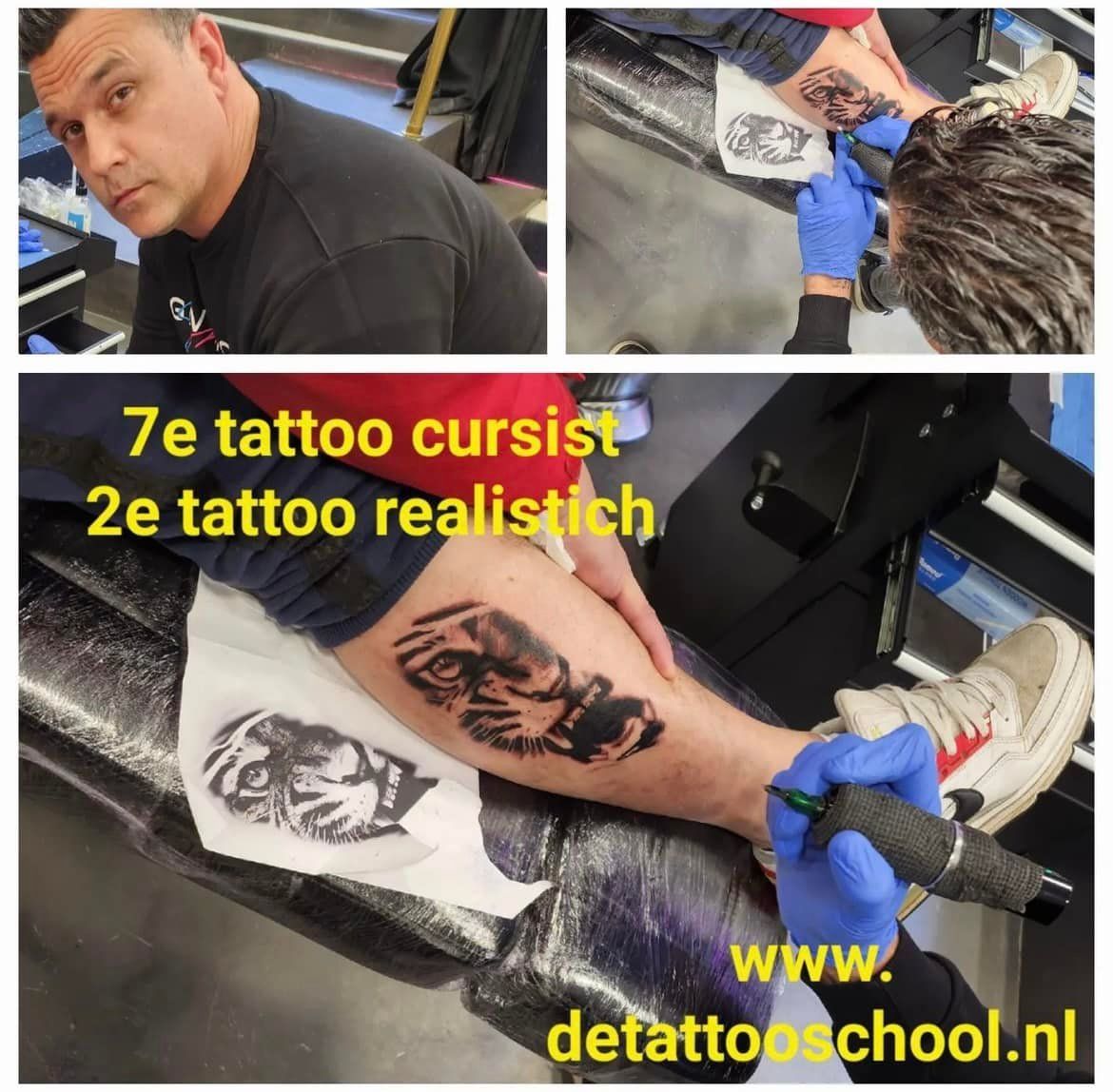 Een tatoeëerder geeft les aan een leerling in een studio en laat een close-up zien van een realistische portrettatoeage in wording.