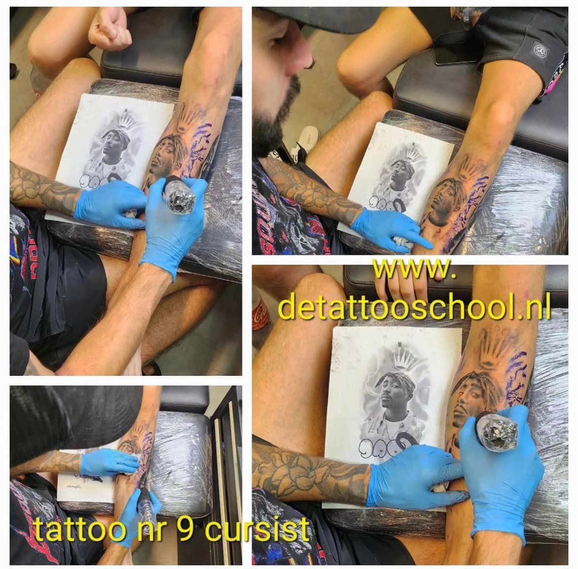 Een collage van vier panelen waarop een tatoeëerder met blauwe handschoenen te zien is die een portret van Tupac Shakur op een been tatoeëert.
