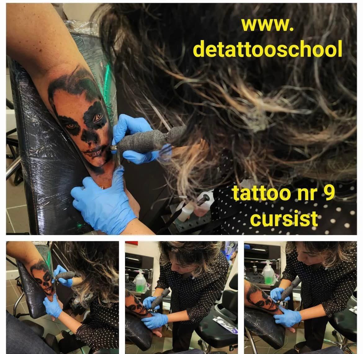 Een tatoeëerder in een overhemd met stippen gebruikt een tatoeëermachine op de onderarm van een persoon om een ​​schedelachtig portret af te beelden.