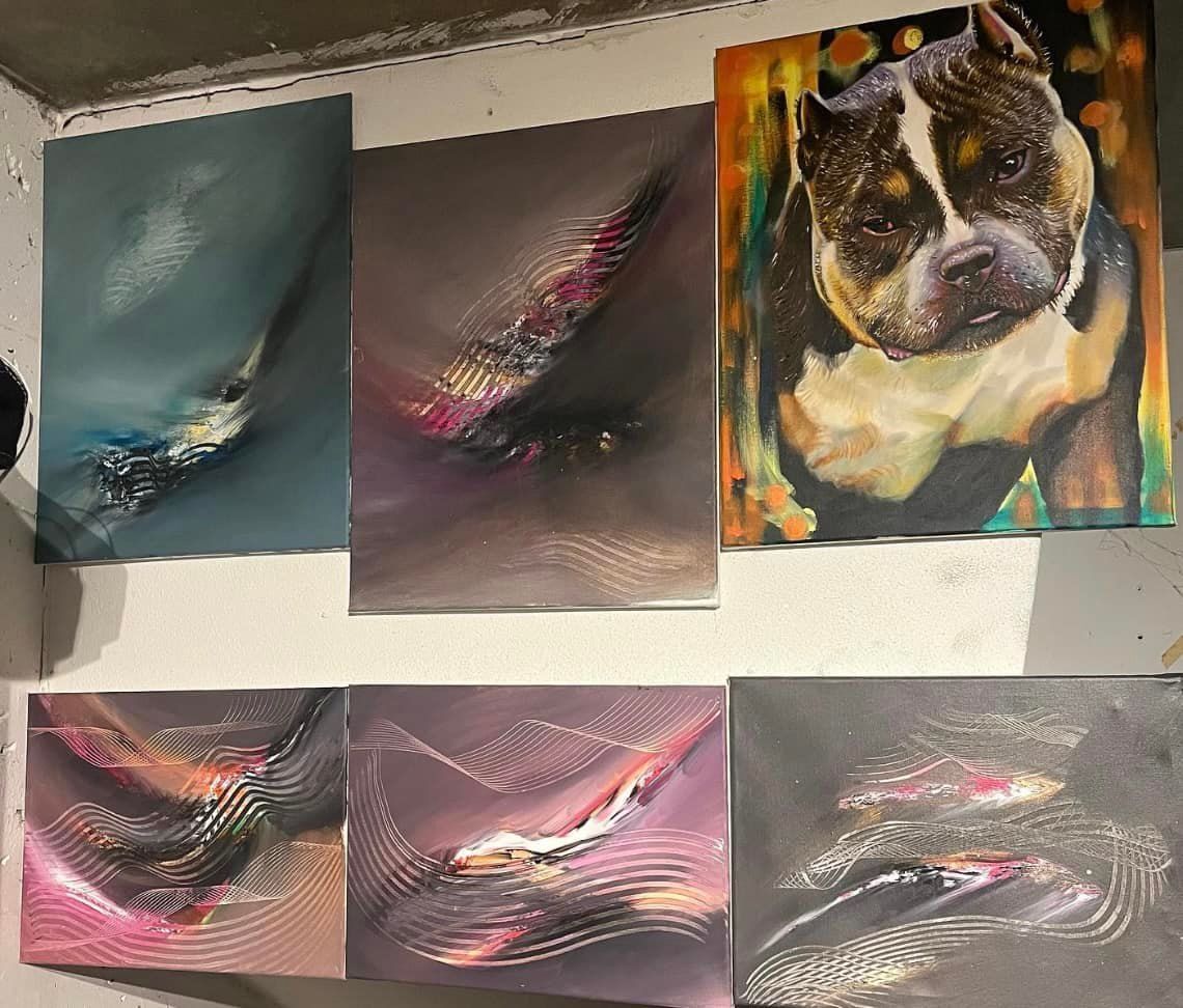 Een collage van zes schilderijen, waaronder vijf abstracte werken met golvende lijnen en een gedetailleerd portret van een bruin-witte hond.
