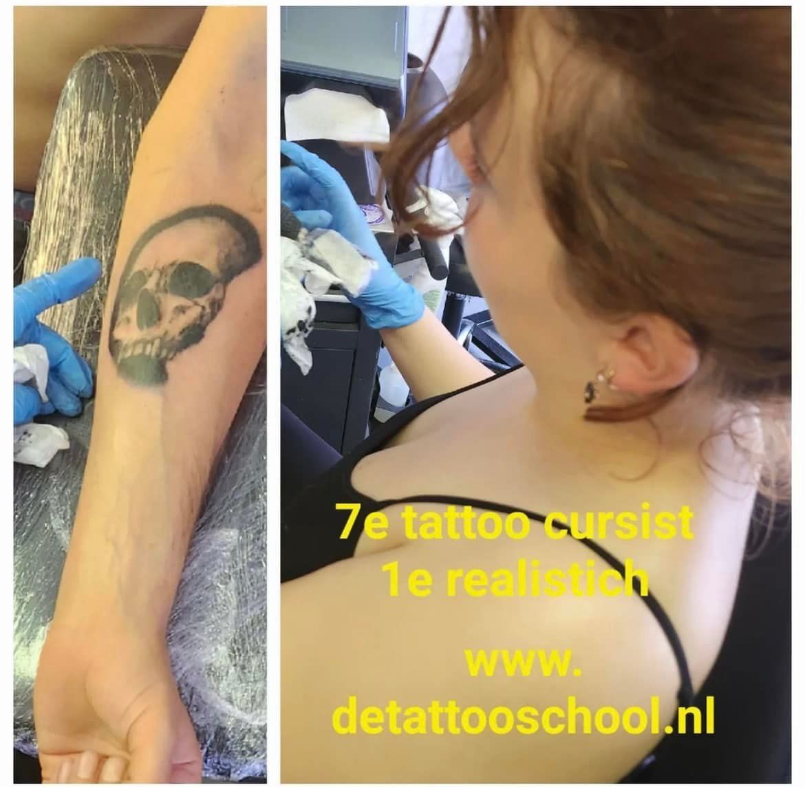 Een persoon met blauwe handschoenen tatoeëert een realistische schedel op een arm, met gele tekst die reclame maakt voor de website van een tattooschool.