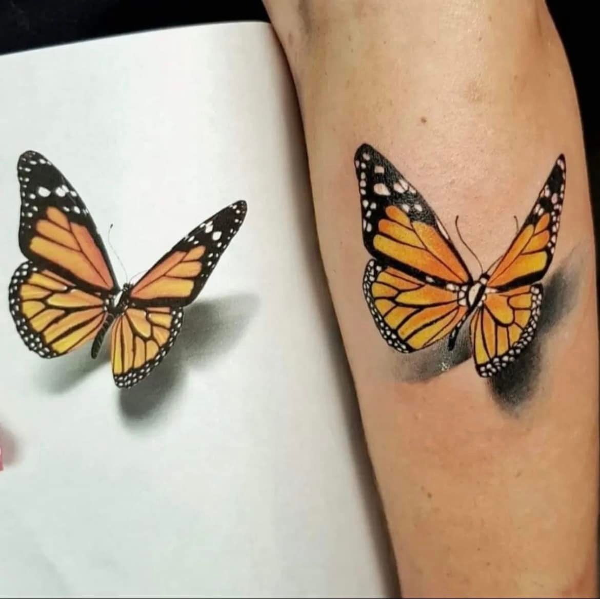 Een illustratie van een monarchvlinder op papier en een bijpassende tatoeage met 3D-effect op een menselijke onderarm.