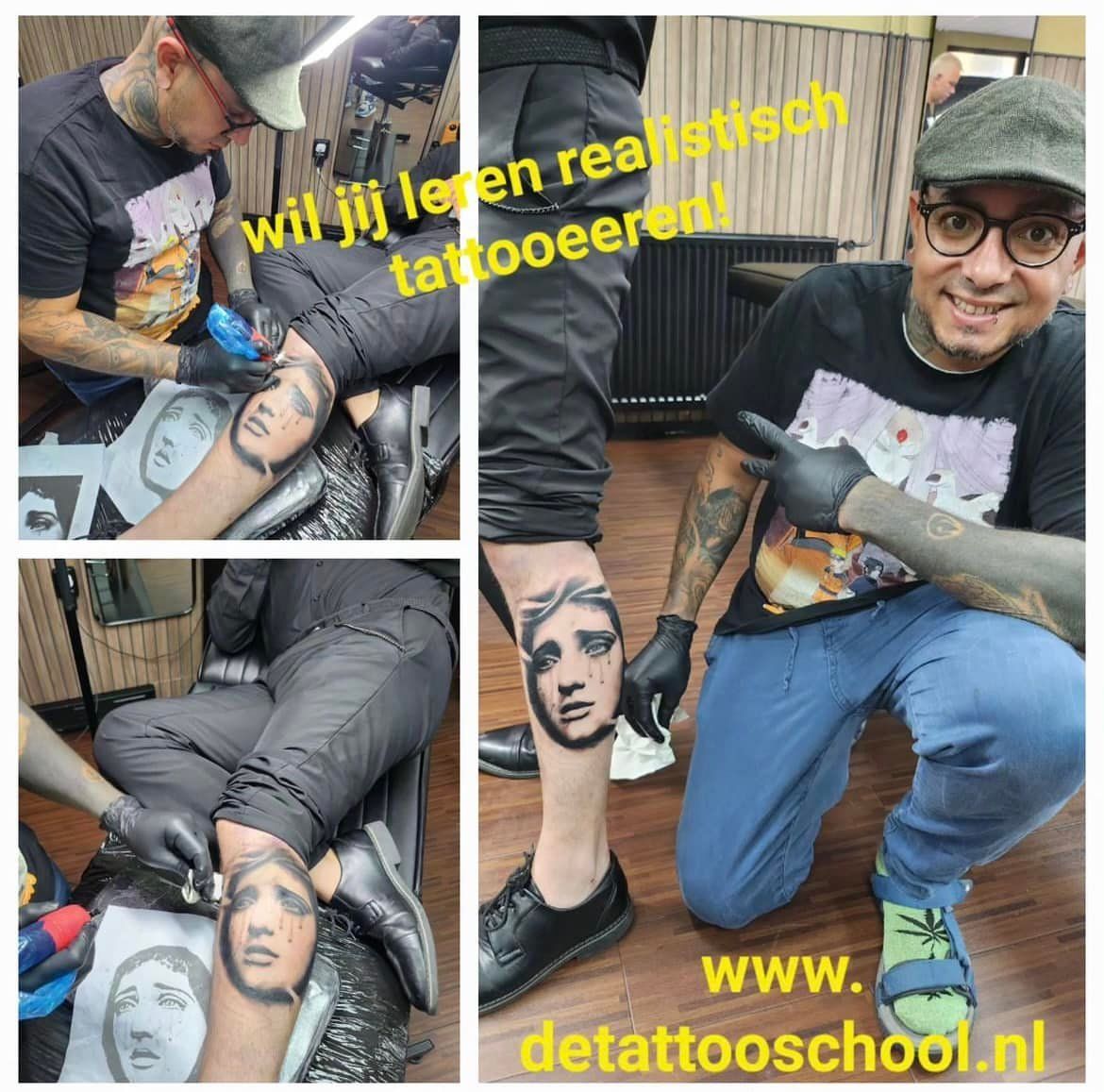 Een tatoeëerder laat een realistische gezichtstatoeage op een been zien. De tekst promoot een tatoeëercursus op www.detattooschool.nl.