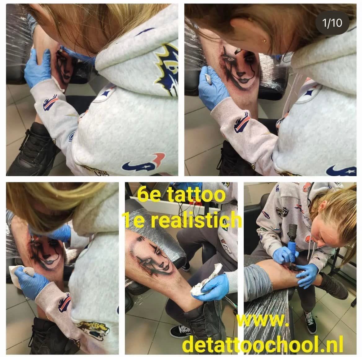Een persoon in een lichte hoodie en blauwe handschoenen werkt in een studio aan een realistische portrettatoeage op het been van een klant.