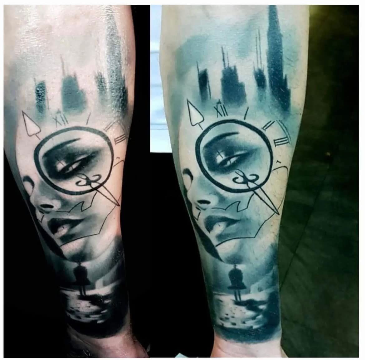 Een tatoeage op de onderarm met een gestileerd portret, een klok boven één oog, een stadsgezicht erboven en een figuur in de verte.