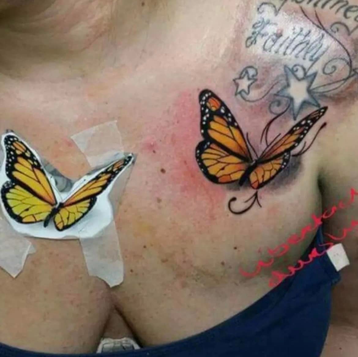 De borst van een persoon met een vlindertattoo aan de rechterkant en een papieren vlinder die aan de linkerkant is vastgeplakt, vlakbij een bestaande tatoeage.