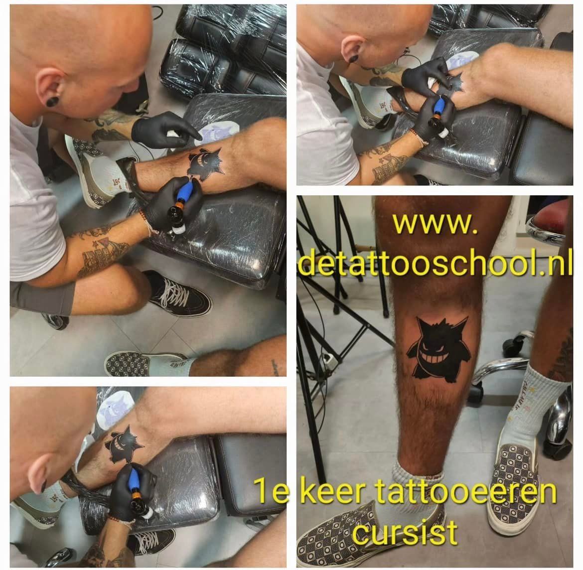 Een collage waarop een tatoeëerder te zien is die een leerling begeleidt bij het tatoeëren van een zwarte Gengar op iemands been.