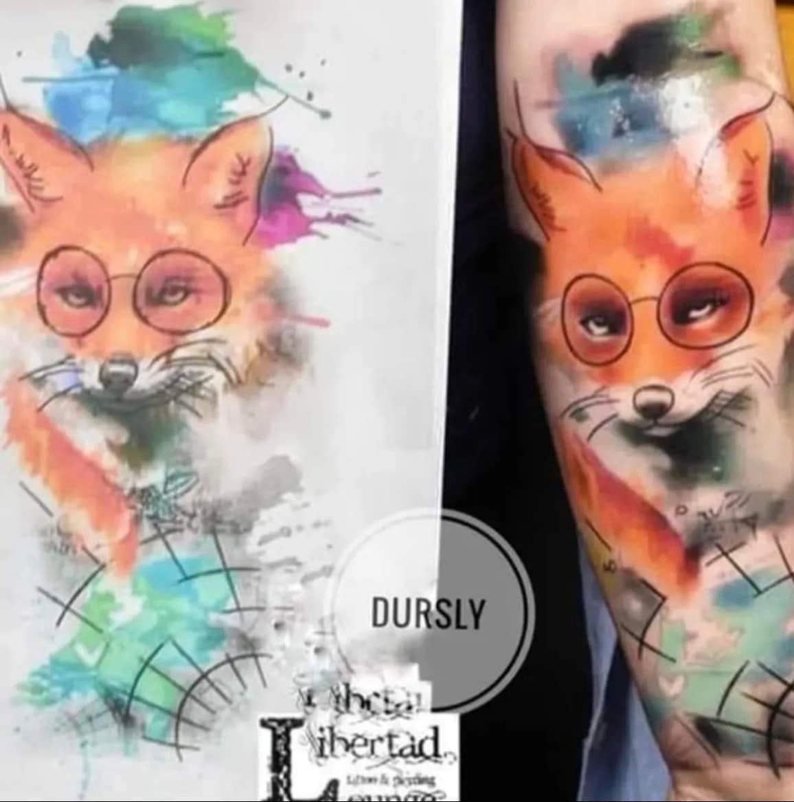 Een vergelijking naast elkaar van een aquarelontwerp van een vos met een bril en de uiteindelijke tatoeage op iemands arm.