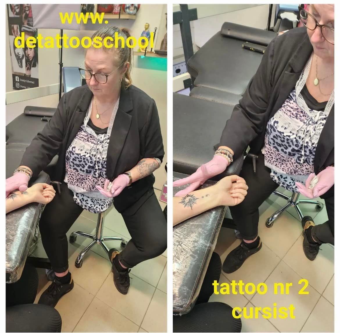 Een tatoeëerinstructeur met bril en handschoenen begeleidt een student bij het zetten van een kleine tatoeage op de pols in een studio.