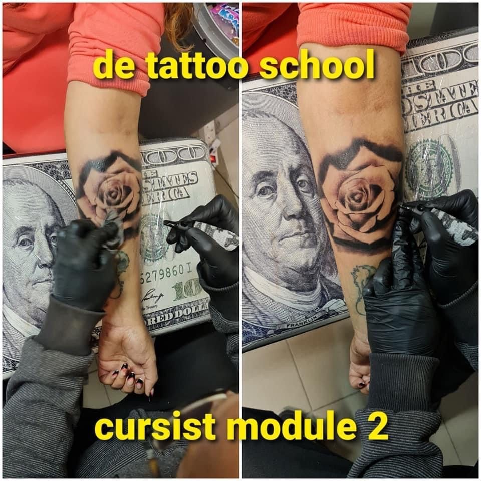 Een tatoeëerder gebruikt een machine om een ​​roos te tatoeëren op de onderarm van een klant, naast een afgedrukt portret van Benjamin Franklin.