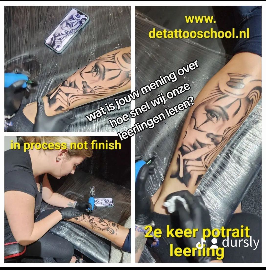 Een collage van een tattooschool, waarop een student te zien is die aan een portrettattoo werkt, met tekst over de voortgang van zijn of haar opleiding.