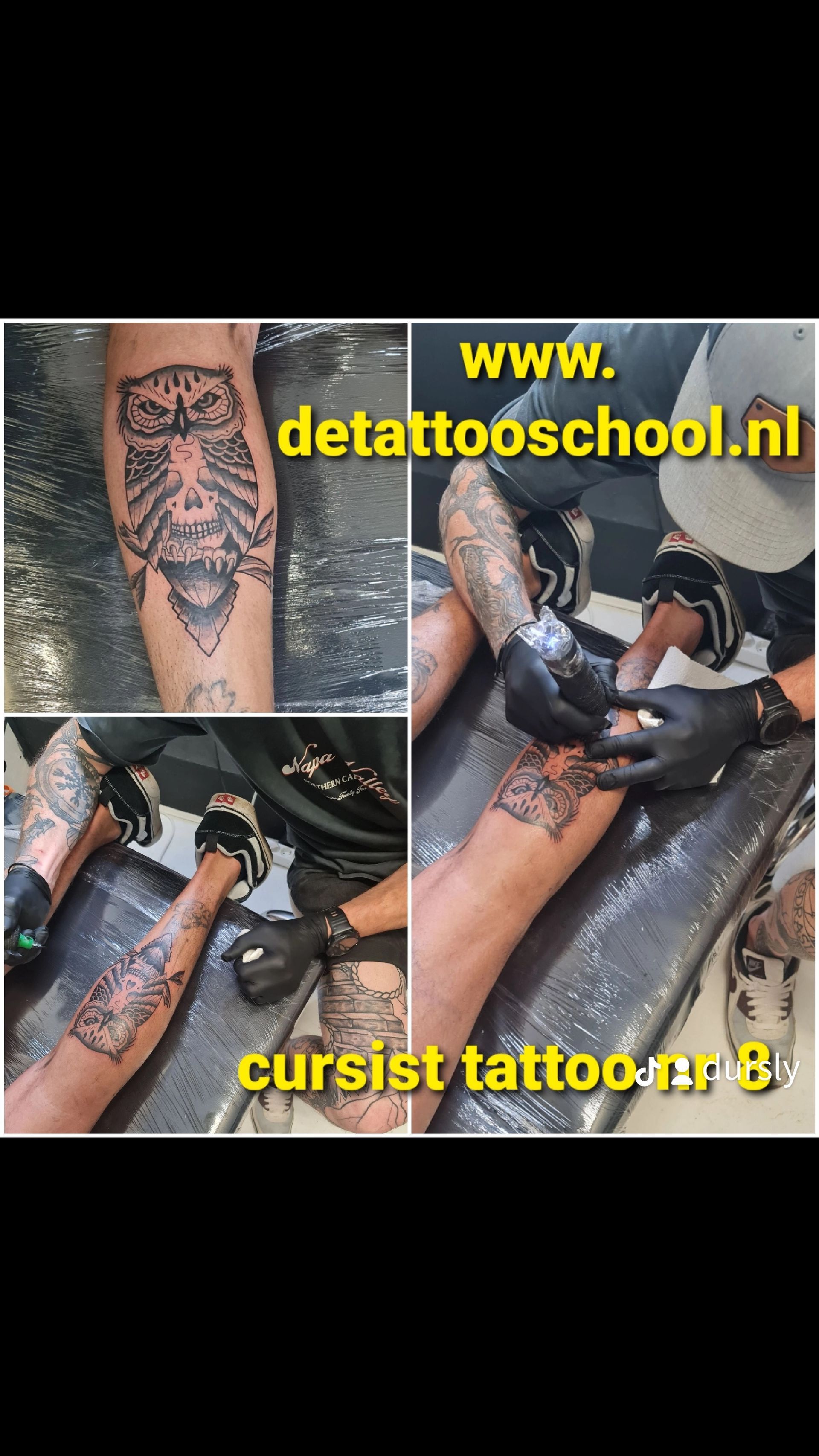 Een tatoeëerder werkt aan een gedetailleerde uil op het been van een persoon. Tekstoverlays tonen website- en cursusinformatie.