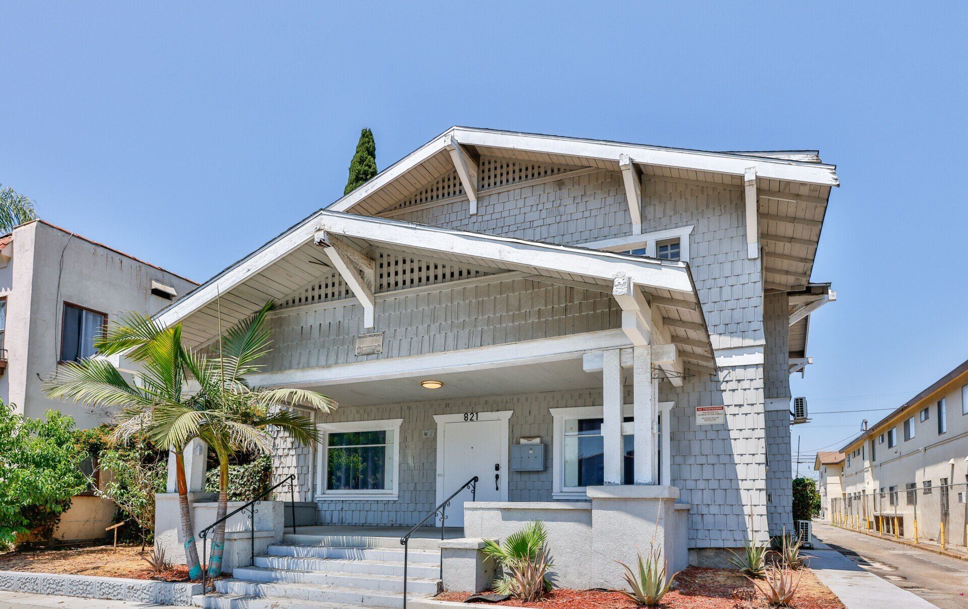 This image showing a beautiful double story house in off white colour