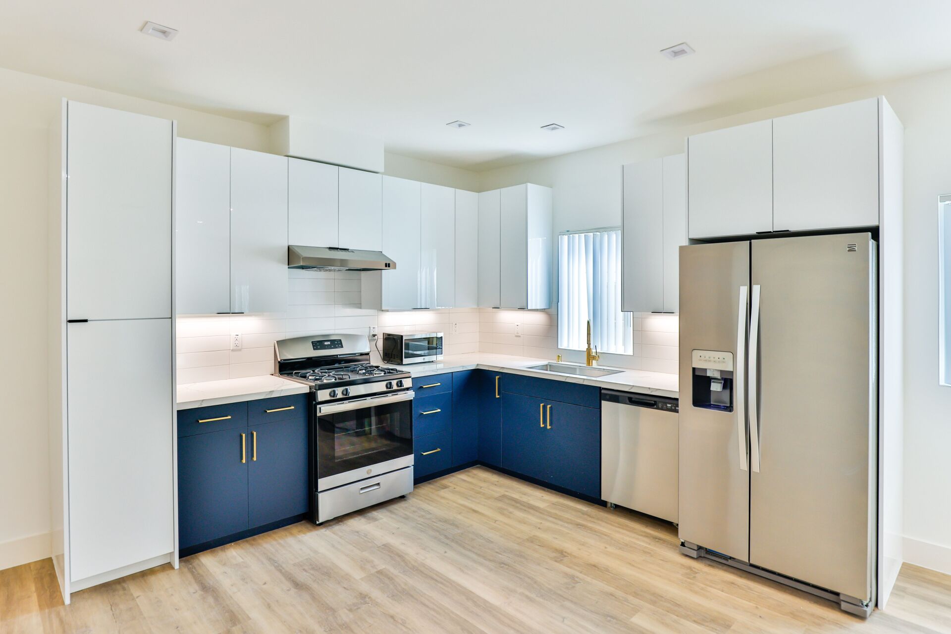 this image shows a small kitchen with 