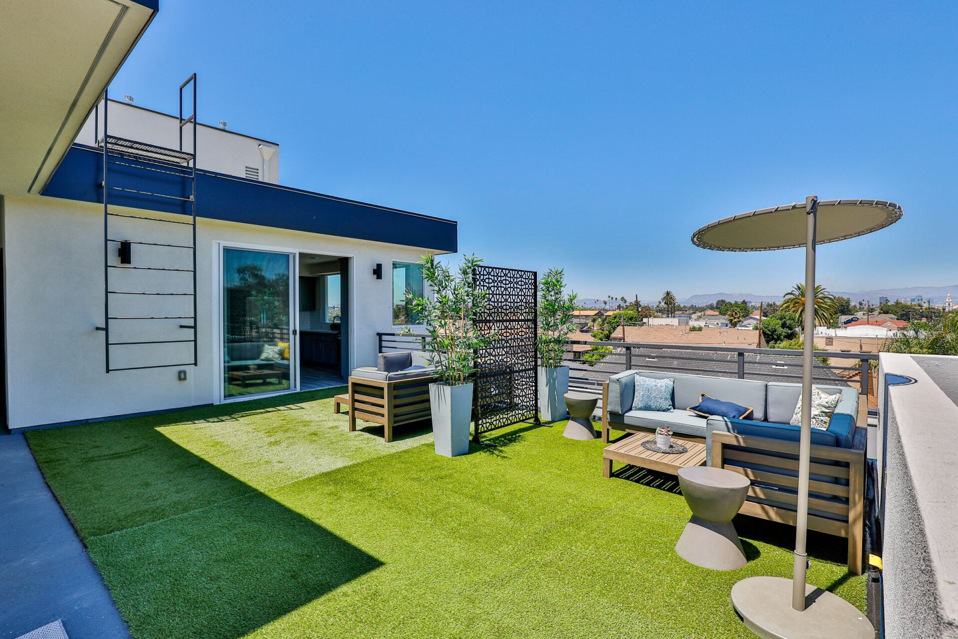 this image show a beautiful sitting area in lounge of a house with green and blue background