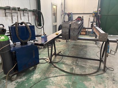 Officina industriale con macchinari per la lavorazione dei metalli, tubi flessibili e cavi su un pavimento in cemento