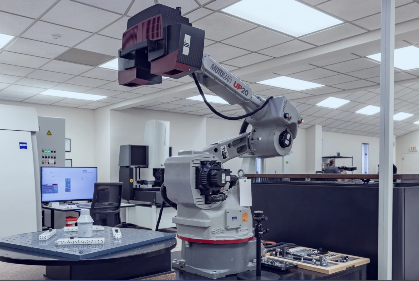 A robotic arm is sitting on top of a table in a room.