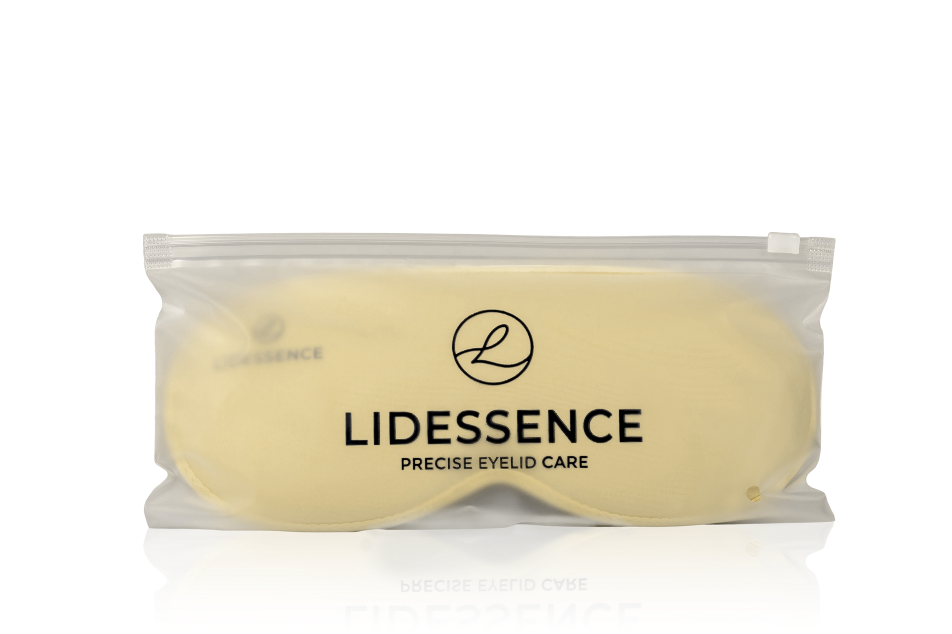Beige Maske der Marke LIDESSENCE in einer durchsichtigen Plastikverpackung auf weissem Hintergrund