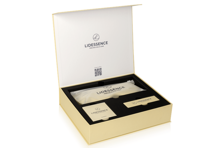 Luxuriöse Geschenkbox mit beiger Aussenseite, schwarzer Innenseite und einem cremefarbenen Accessoire als Dekoration.