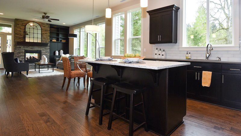 Kitchen with breakfast bar