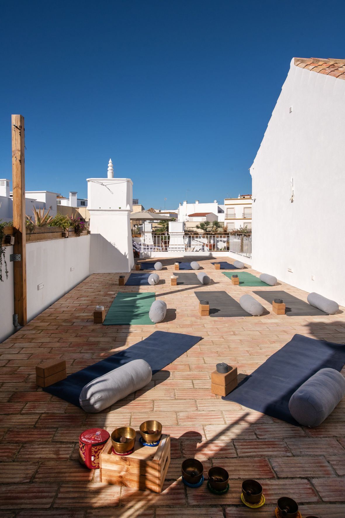 There are many yoga mats on the roof of a building.