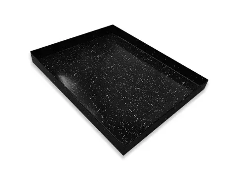 Libreta rectangular negra sobre superficie blanca, con bordes biselados. Tapa brillante con lomo encuadernado.