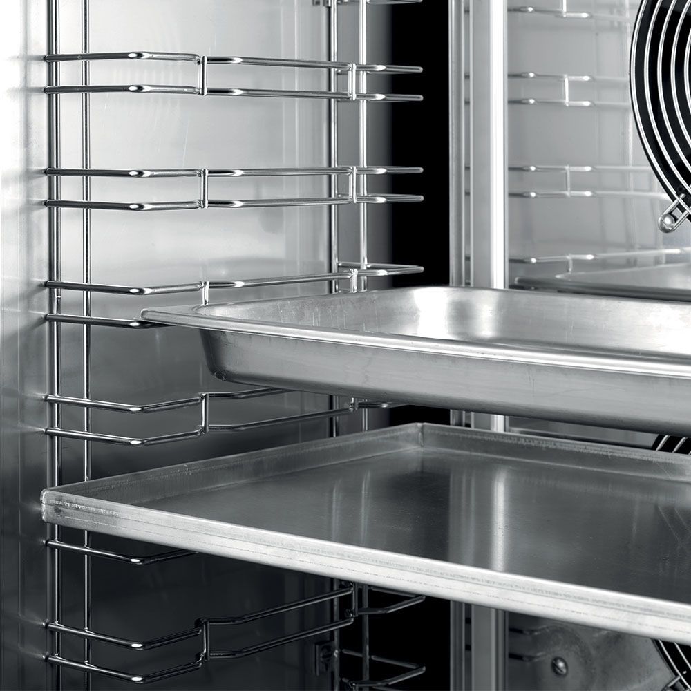 Congelador comercial de acero inoxidable con puerta, pantalla digital y ventilación sobre suelo de baldosas.