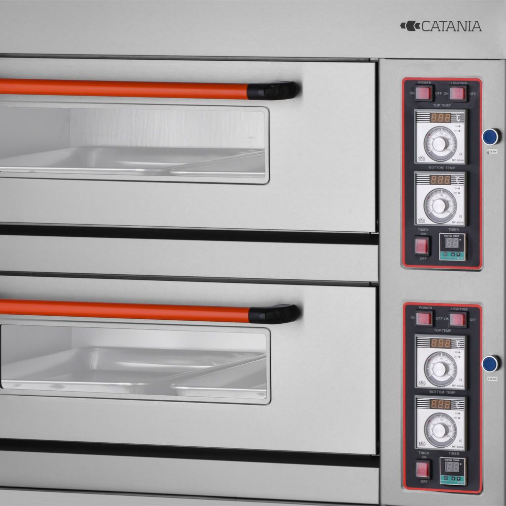 Horno comercial de tres pisos con manijas naranjas y controles digitales, probablemente para hornear, sobre ruedas.