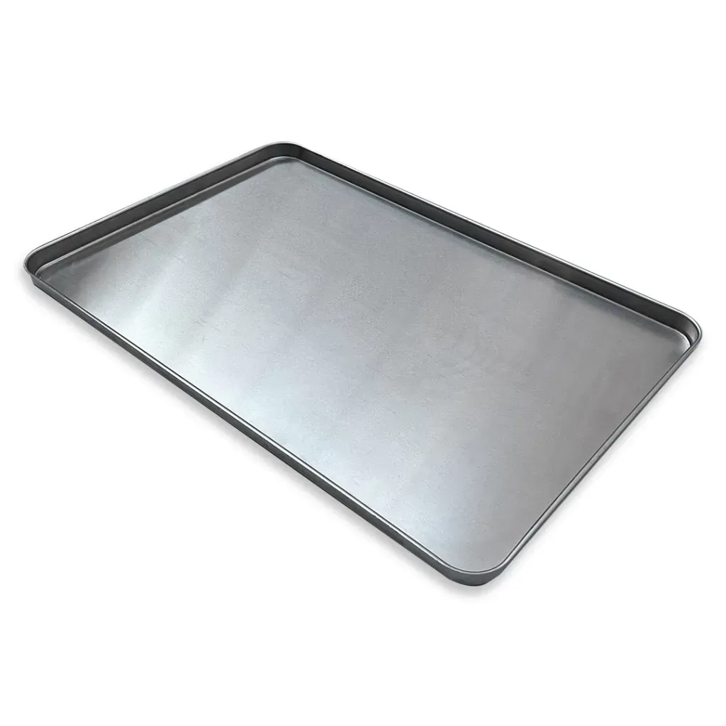 Una bandeja para hornear rectangular, plateada, con un borde ligeramente elevado.