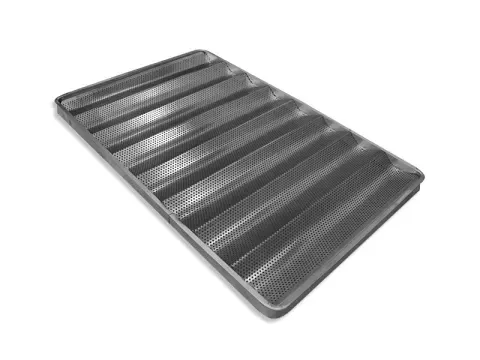 Molde para hornear baguette con seis canales, fabricado en metal, ligeramente inclinado sobre una superficie blanca.