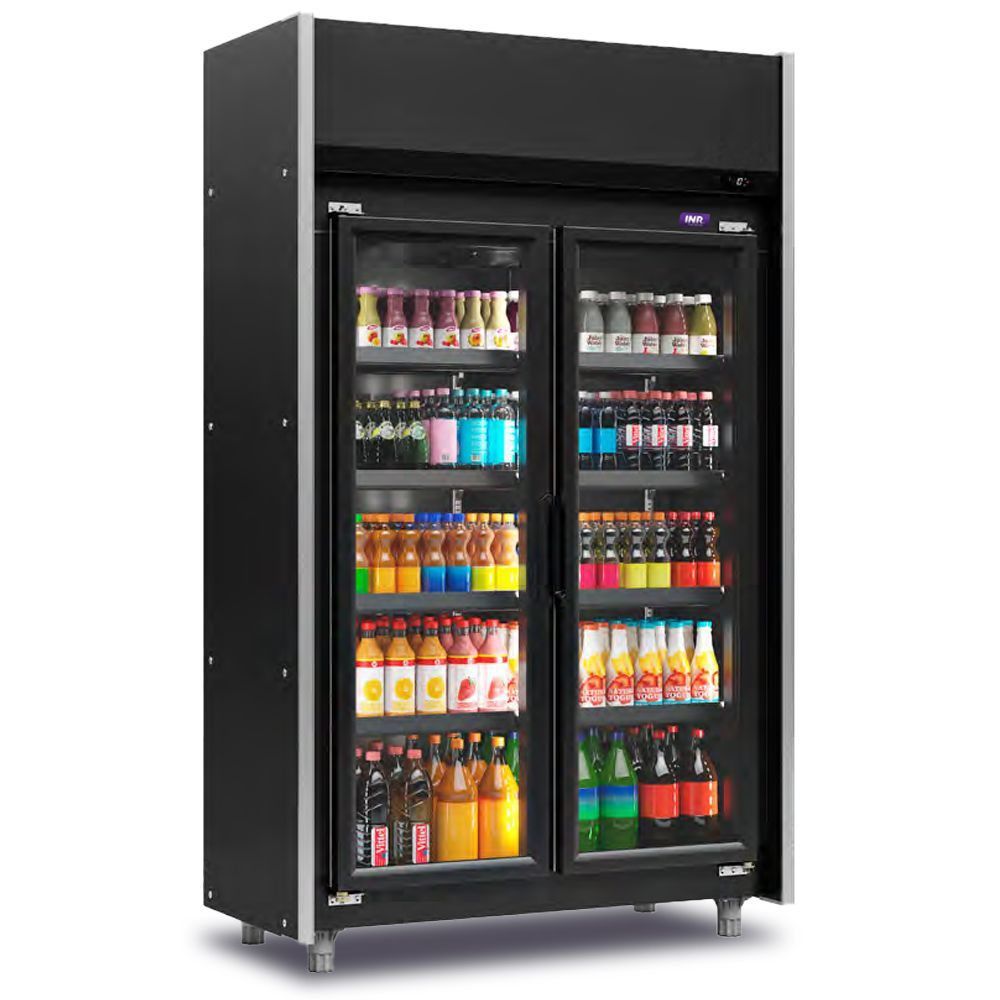 Refrigerador comercial de doble puerta de color negro, lleno de coloridas bebidas enlatadas y embotelladas.