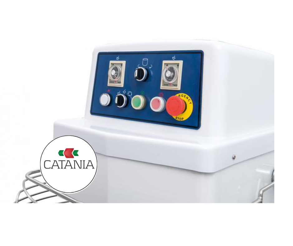 Amasadora de espiral de color blanco con recipiente en acero inoxidable y jaula de seguridad.