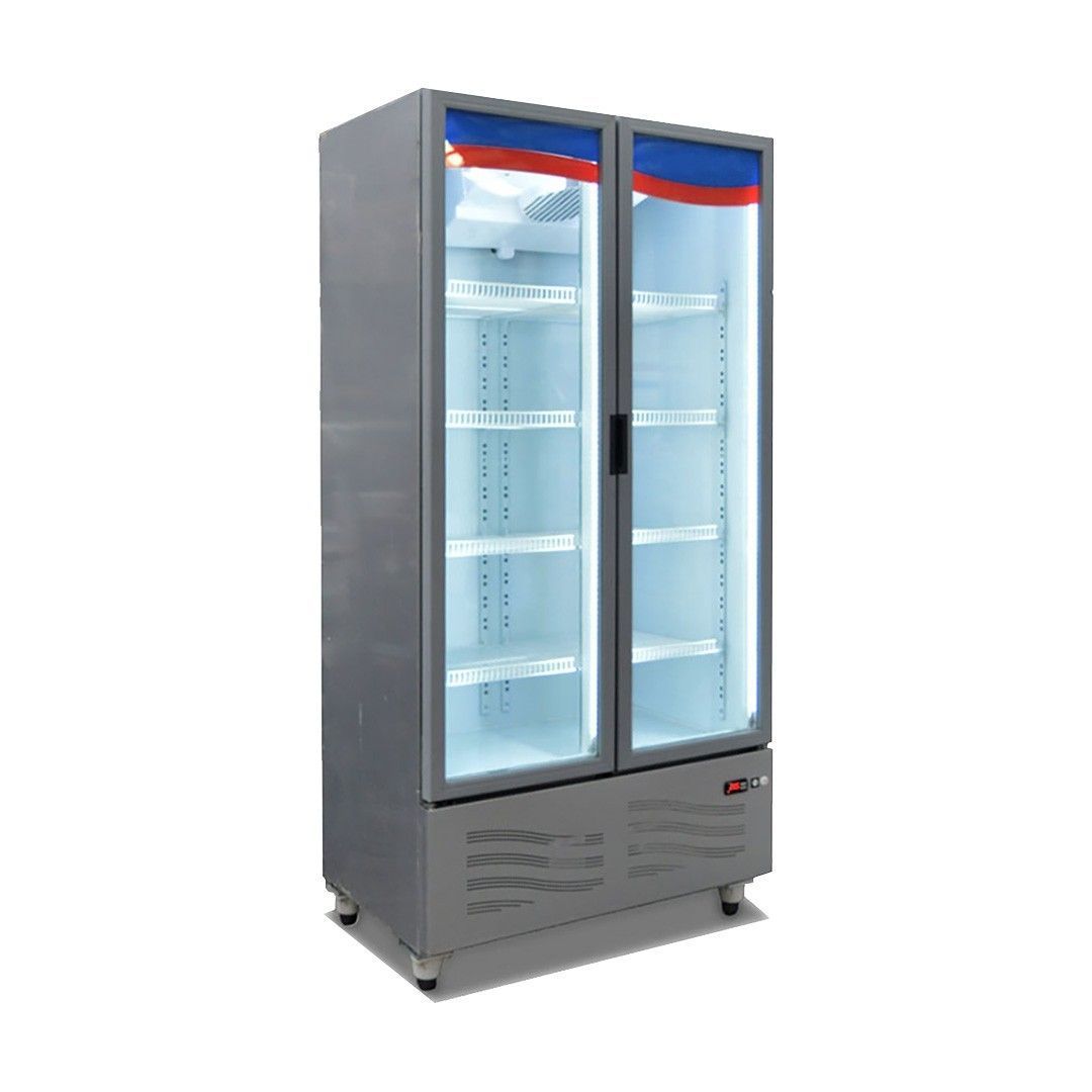 Refrigerador comercial de dos puertas con puertas de vidrio, iluminación interior blanca y estantes. Exterior plateado con detalles superiores en rojo y azul.