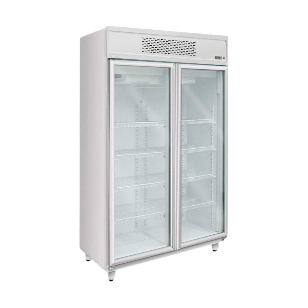 Refrigerador comercial blanco de doble puerta con puertas de vidrio, estantes en el interior.
