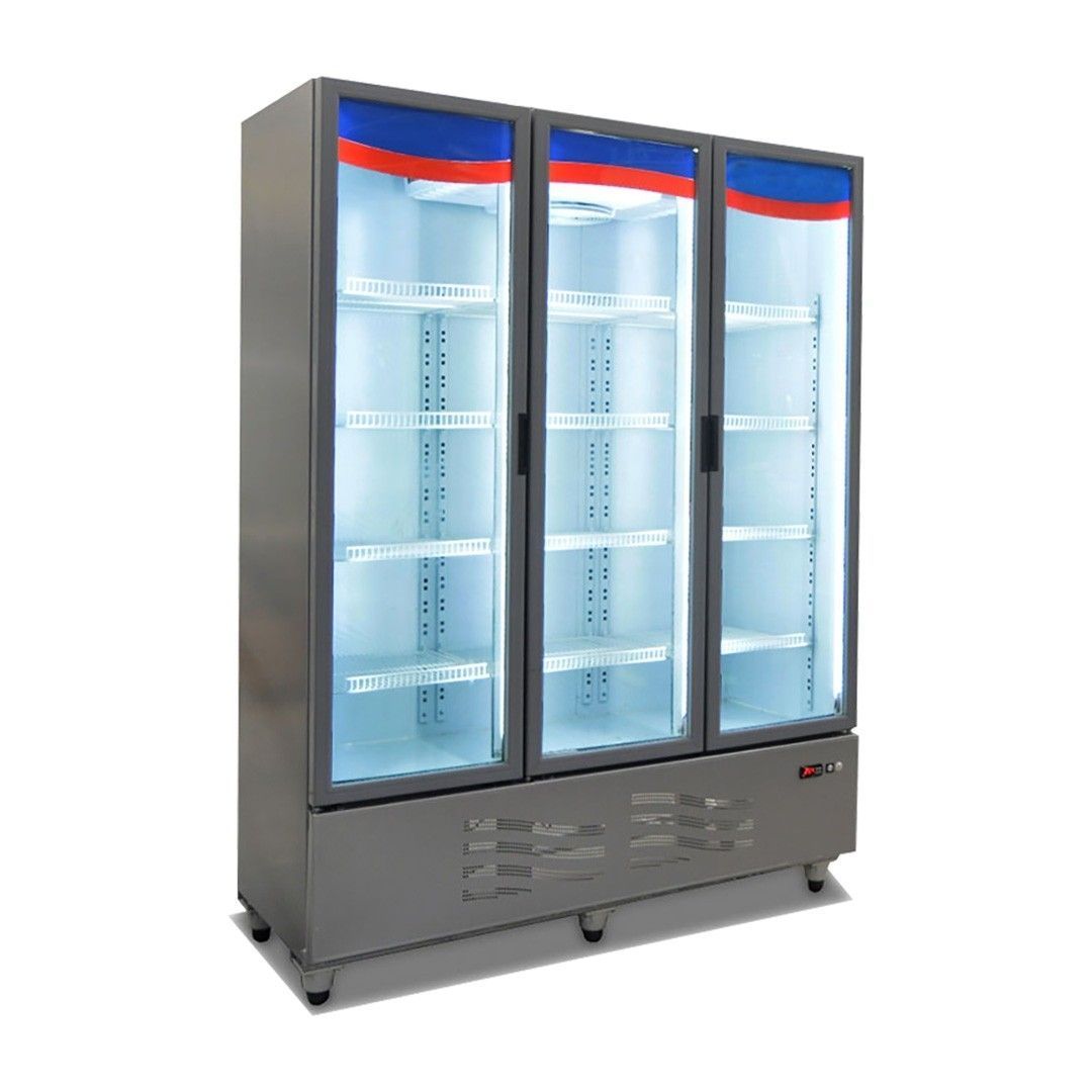 Refrigerador comercial de dos puertas con puertas de vidrio, iluminación interior blanca y estantes. Exterior plateado con detalles superiores en rojo y azul.