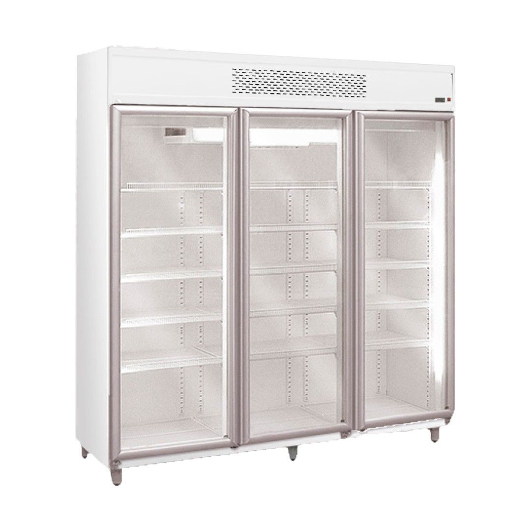 Refrigerador comercial blanco de doble puerta con puertas de vidrio, estantes en el interior.
