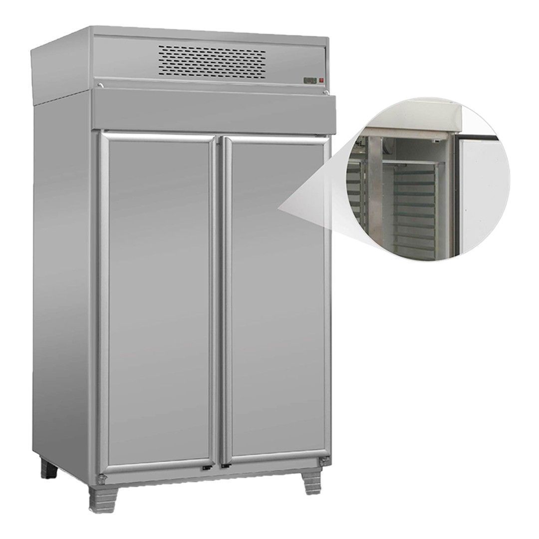 Refrigerador comercial de doble puerta, acero inoxidable, puertas abiertas, rejillas interiores visibles.