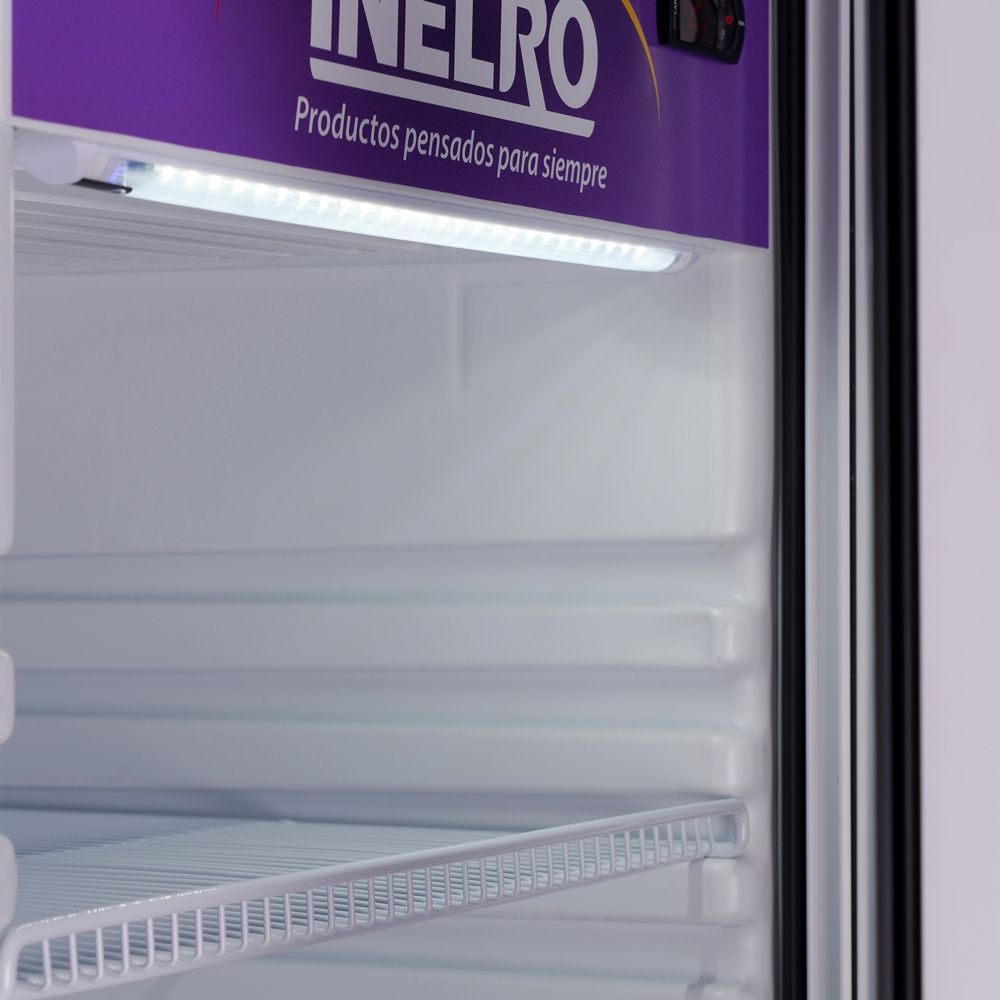 Refrigerador comercial blanco con puerta de cristal, logo INELRO en la parte superior, cuatro estantes.