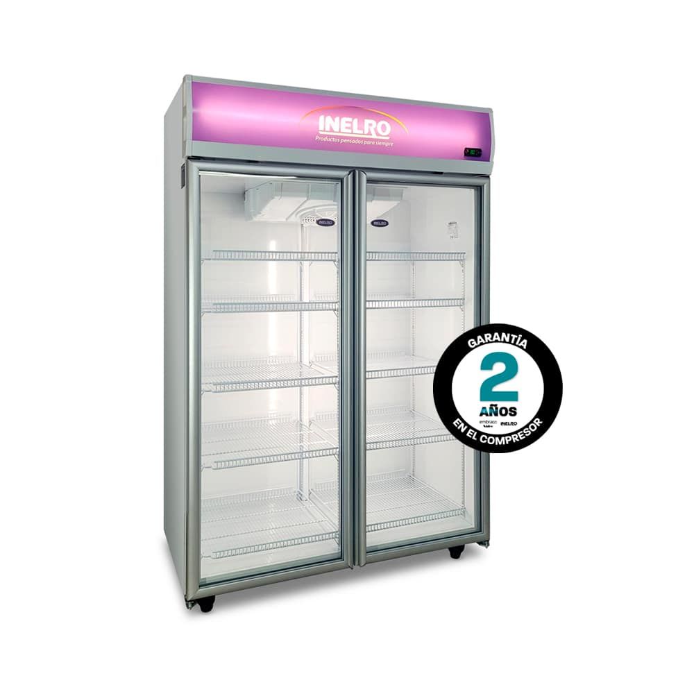 Refrigerador comercial de doble puerta con puertas de vidrio y estantes internos; exterior blanco; letrero