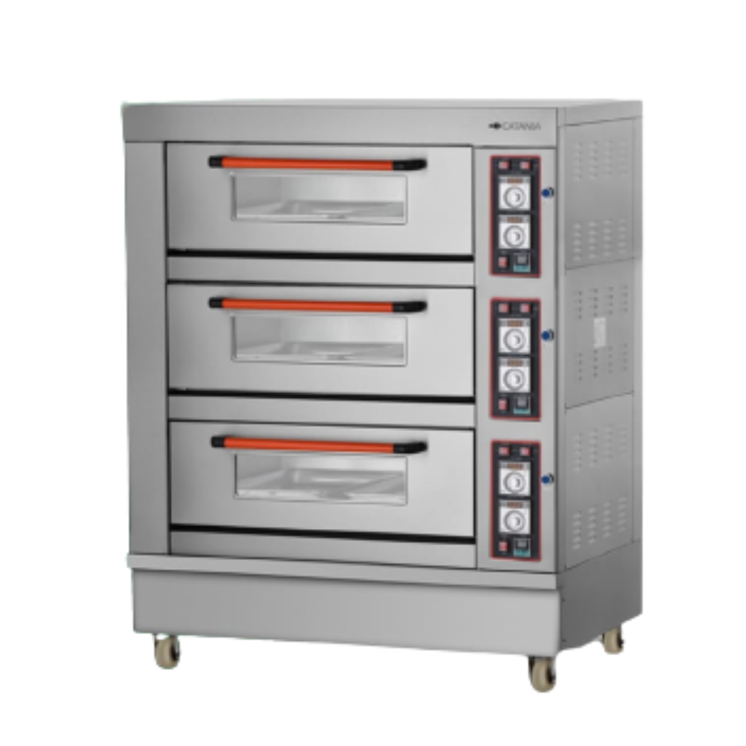 Horno comercial de tres pisos con manijas naranjas y controles digitales, probablemente para hornear, sobre ruedas.