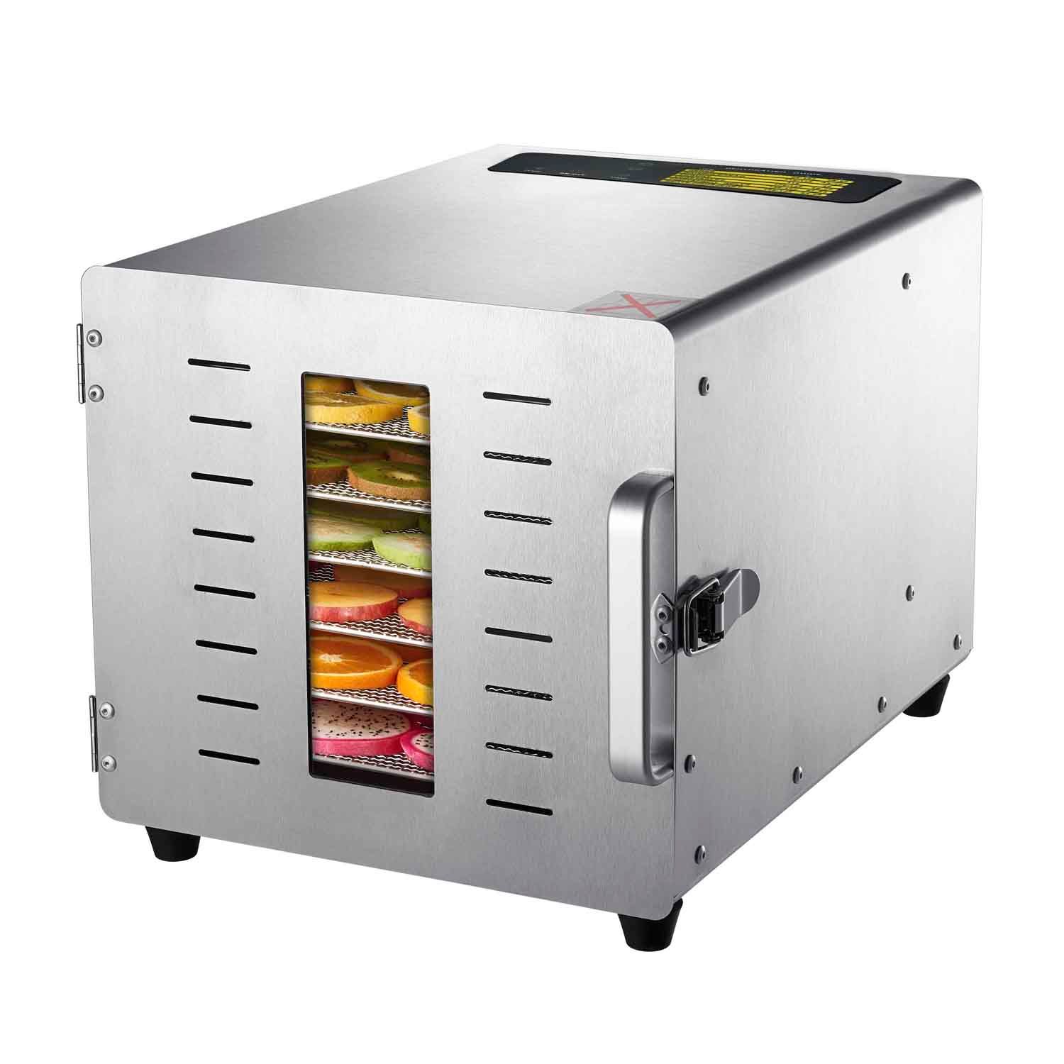 Deshidratador de alimentos de acero inoxidable con bandejas apiladas de alimentos para secar.