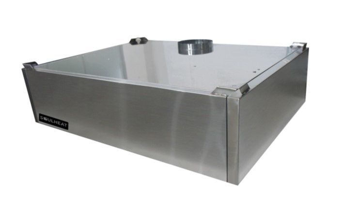 Campana extractora de acero inoxidable con parte superior rectangular y forma acampanada y angulada.
