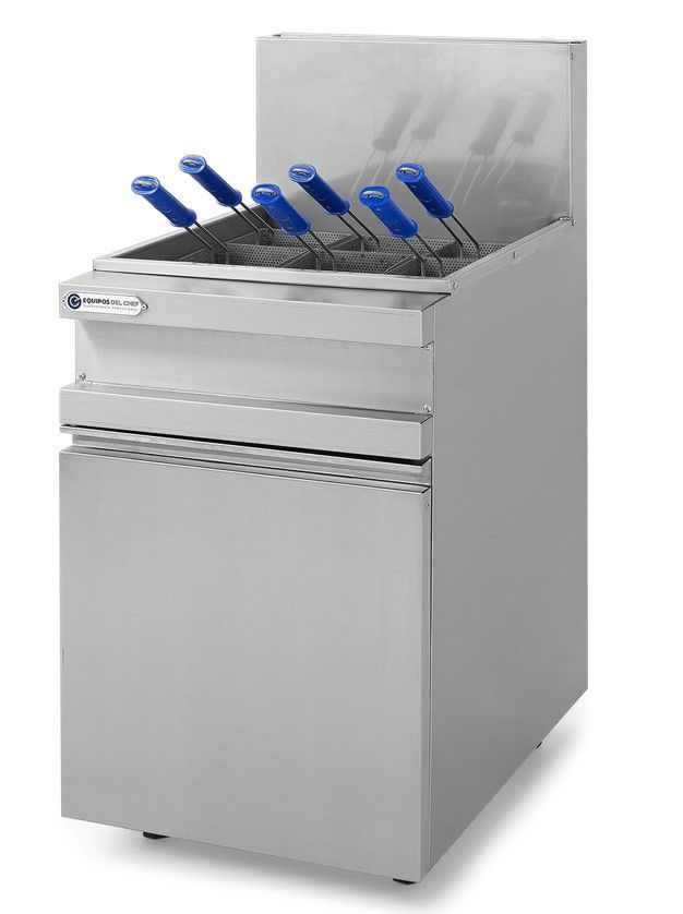 Freidora comercial de acero inoxidable con varias cestas con asas de color azul.