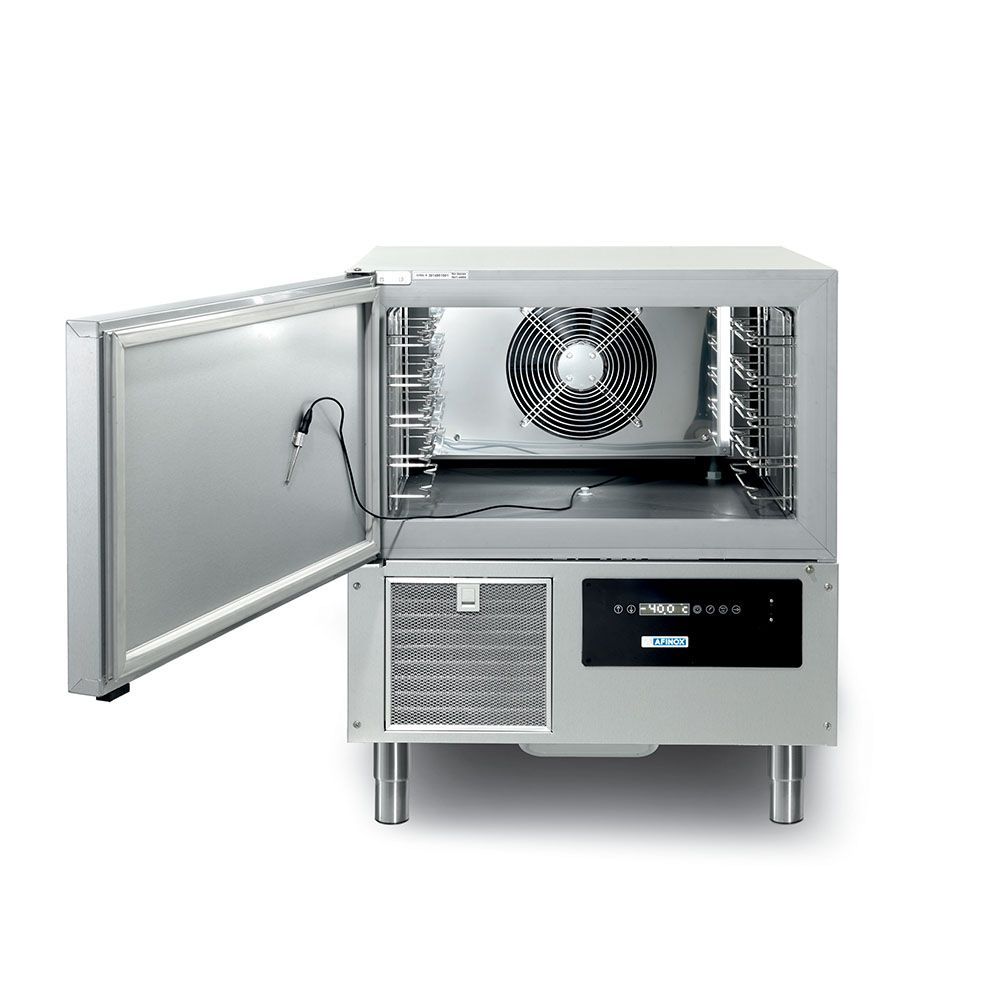 Abatidor de temperatura comercial en acero inoxidable con panel de control y rejilla de ventilación.