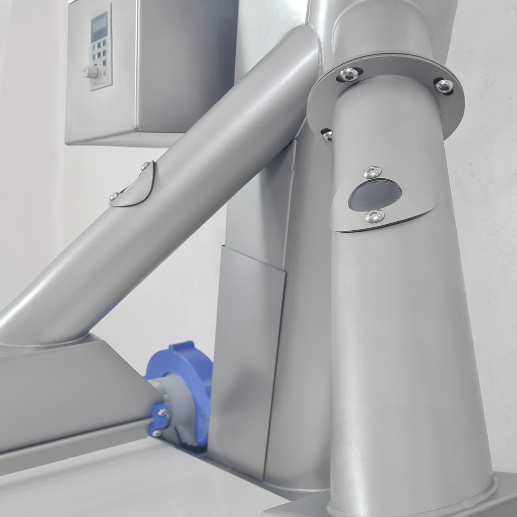 Máquina industrial de procesamiento de alimentos con cintas transportadoras y motores.